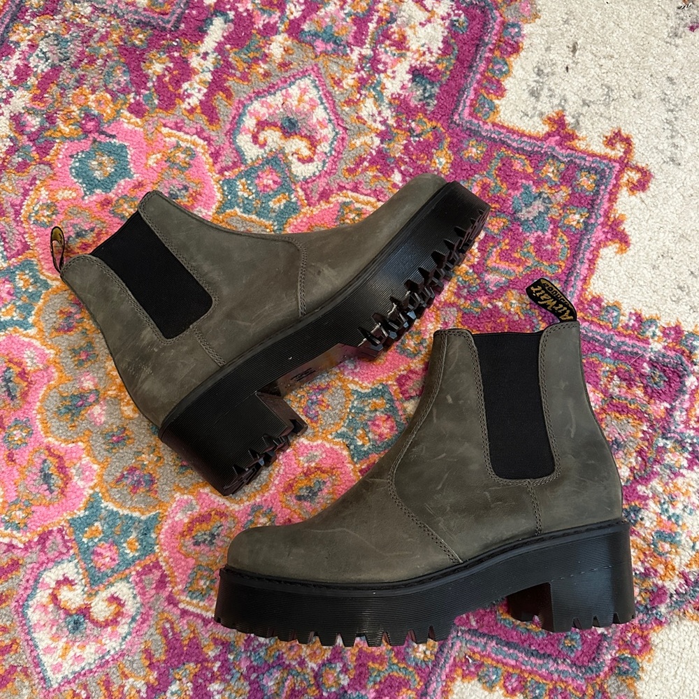 Dr. Marten • ROMETTY WOMEN'S MOLDOVA LEATHER PLATFORM CHELSEA BOOTS